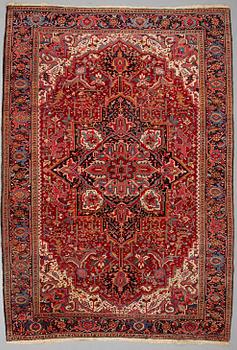 A CARPET, semiantik Heris/Gorovan, ca 353 x 238 cm.