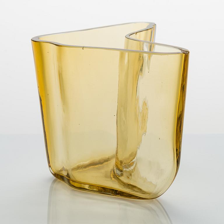 ALVAR AALTO, A '9751' vase Karhula Glassworks 1937.