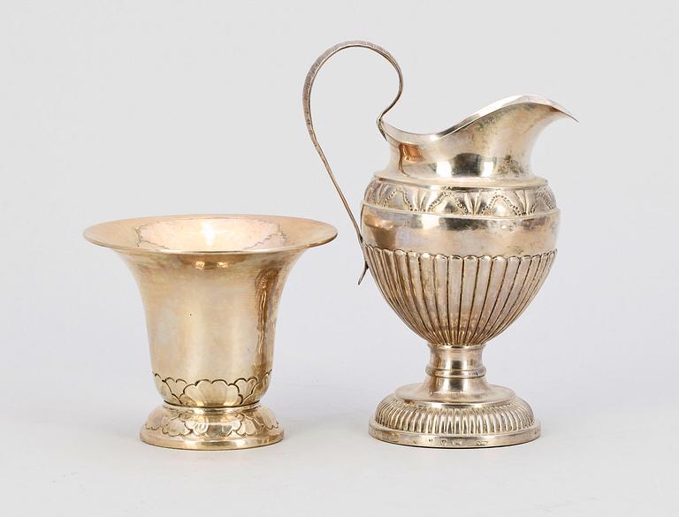 GRÄDDKANNA SAMT VAS, silver, bla C G Hallberg, 1920. Vikt ca 209 g.