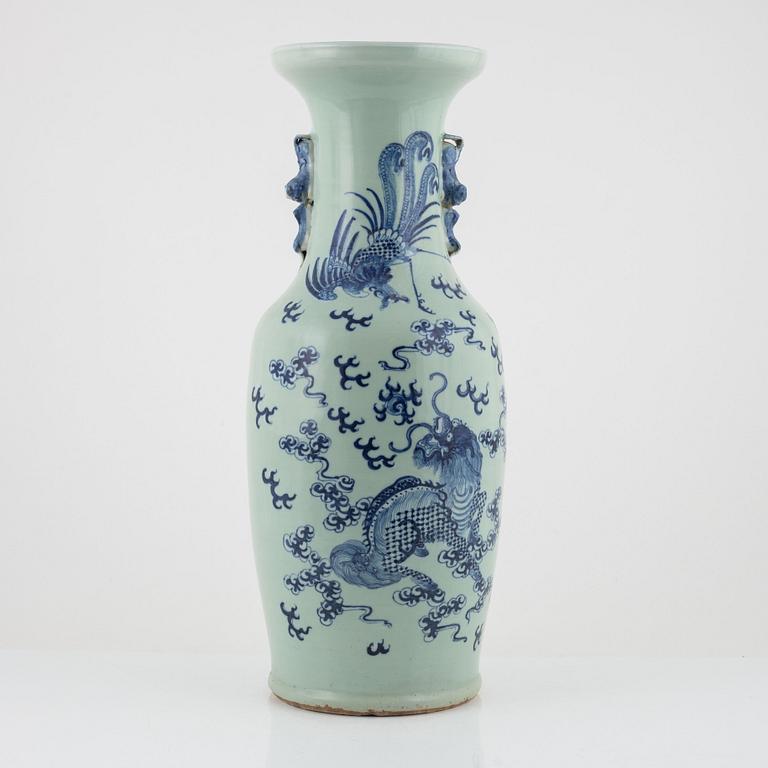 A large vase, late Qing dynasty.