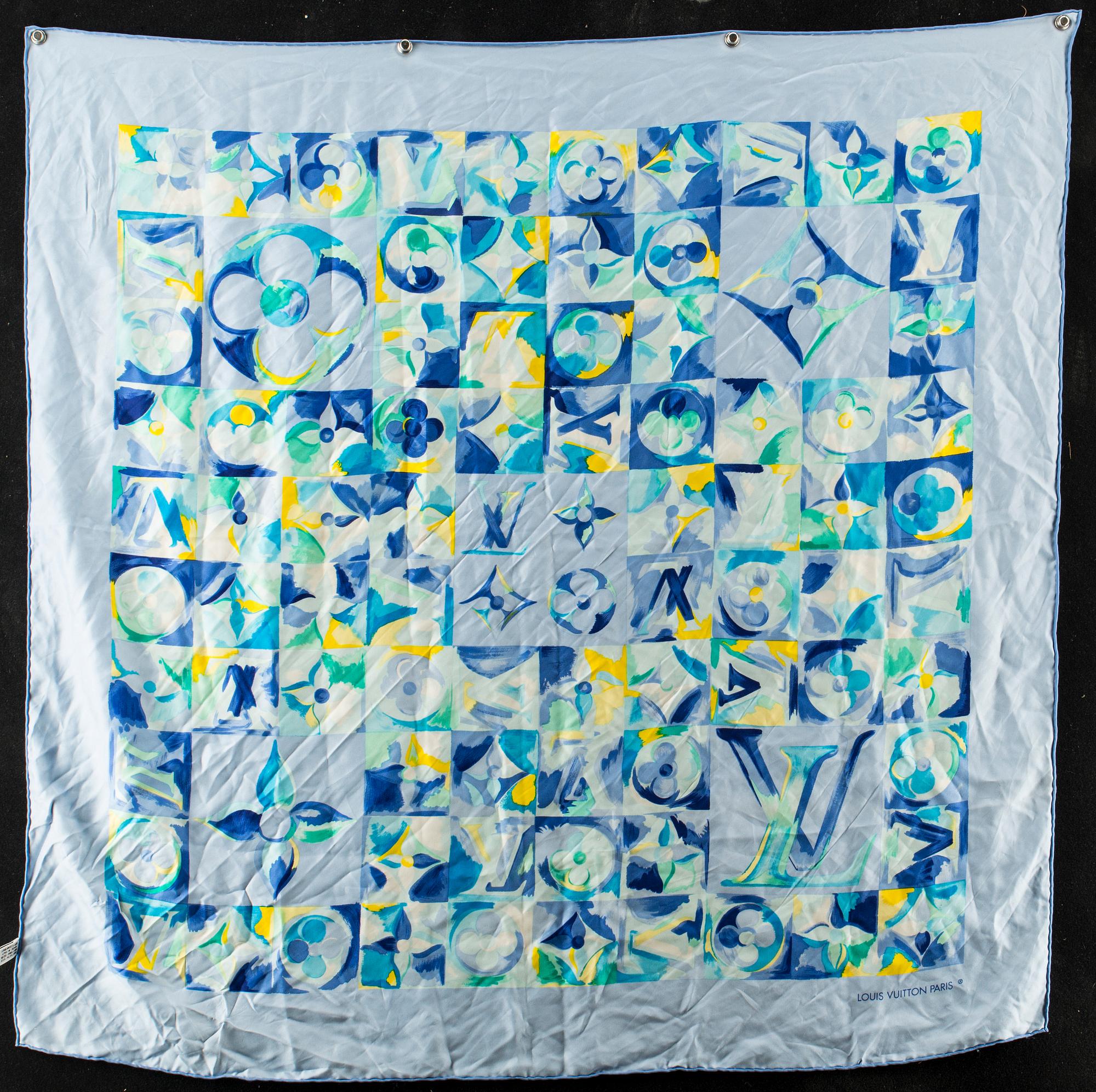 SCARF, Louis Vuitton.