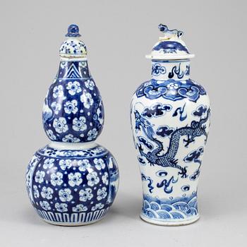 Two blue and white vases with covers, Qing dynasty, Qianlong (1736-95).
