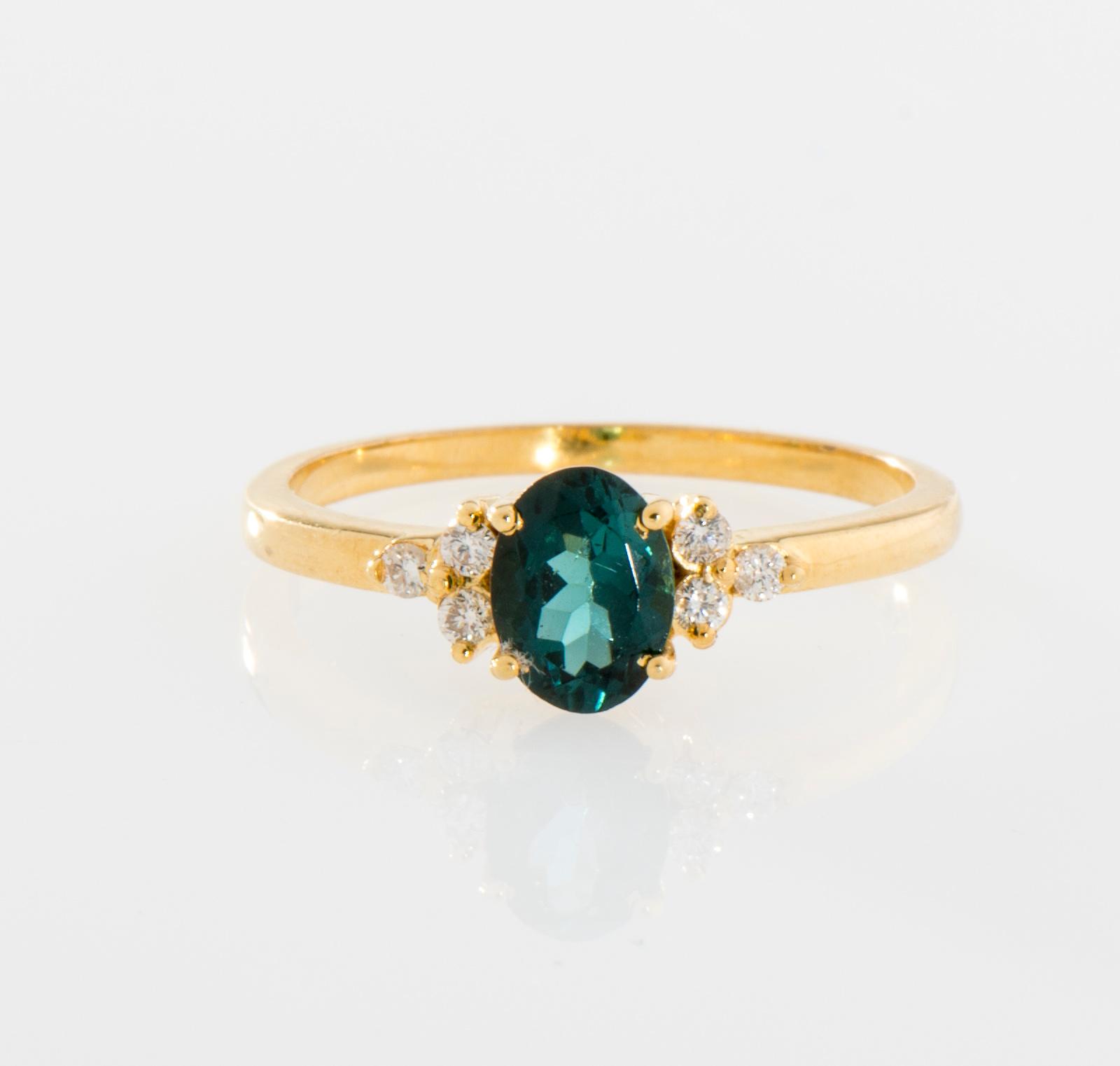 RING, 18K guld, grön turmalin, sex små diamanter, totalt ca 0,10 ct. Vikt 2,8 g.