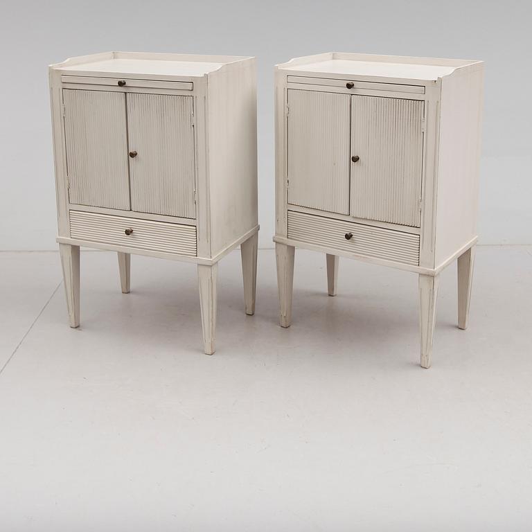 SÄNGBORD, 1 par, gustaviansk stil, 1900-talets andra hälft.