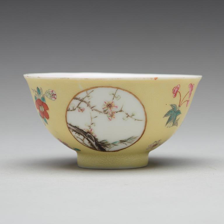 A yellow sgrafitto bowl, Republic with four character mark 'Qinghua Zhenpin'.