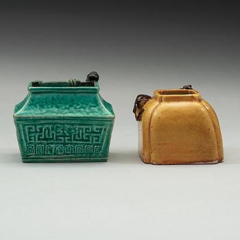 PENSELBAD, två stycken, porslin. Qingdynastin, 1800-tal.
