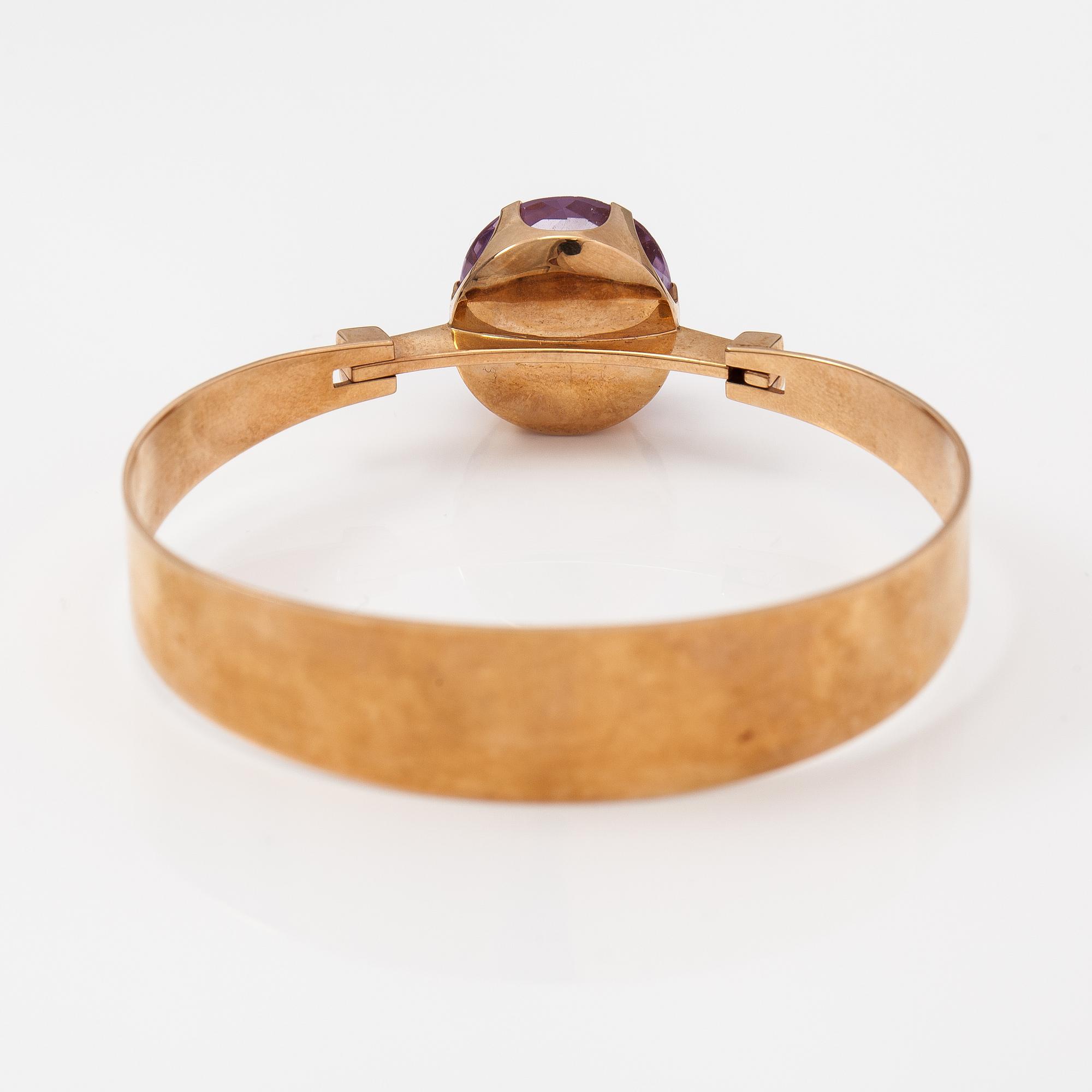 Elis Kauppi, A 14K gold and amethyst bracelet. Kupittaan kulta, Turku 1977.