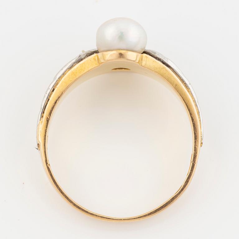 Ring 18K guld med en odlad pärla och en gammalslipad diamant.