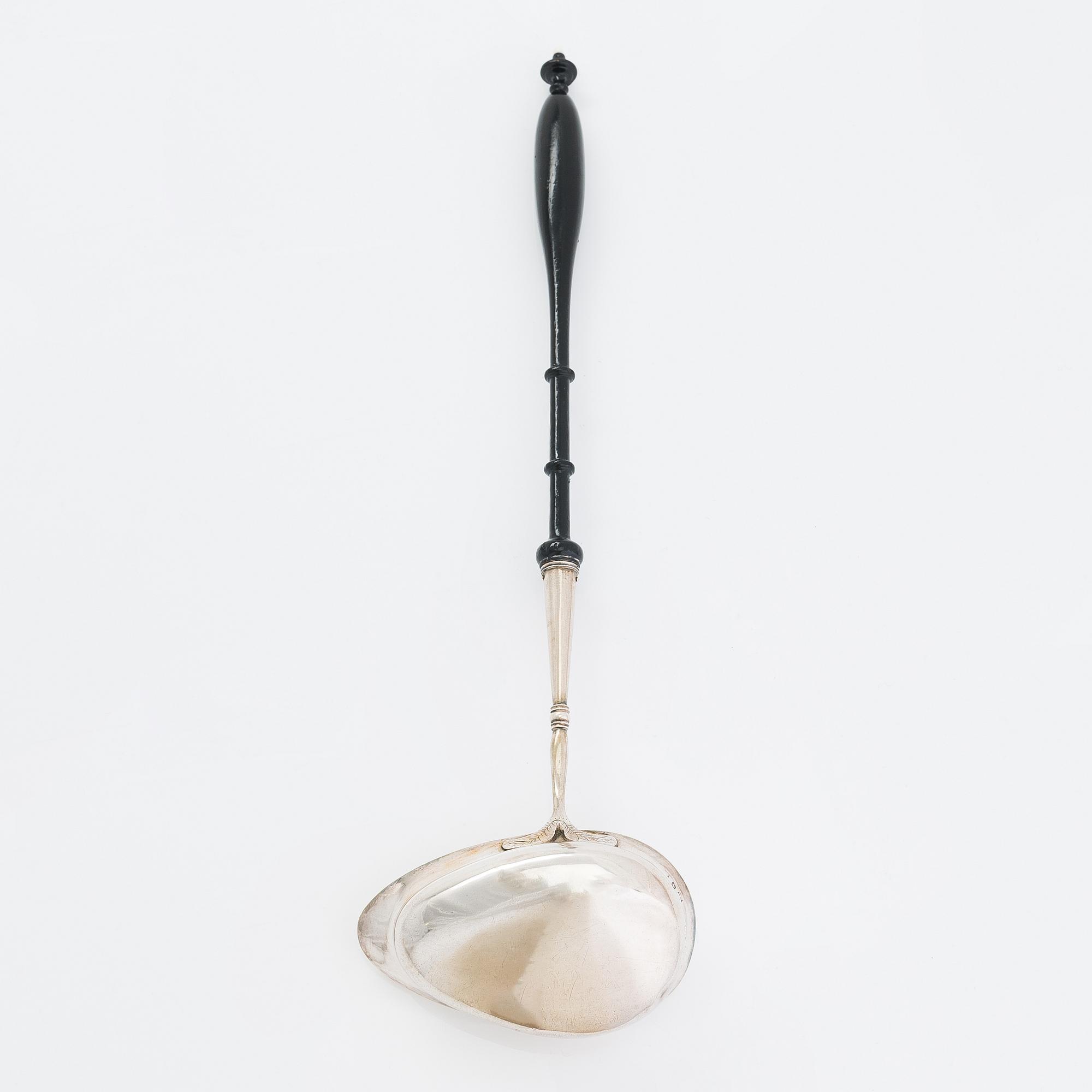 Wilhelm Fahlström, soppslev, silver, Helsingfors 1818-28 och Hjalmar Fagerroos' sockerskål, silver, Helsingfors 1909.