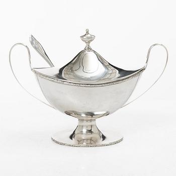 Firma Carl Fredrik Carlman, sockerskål med lock samt strösked, silver, Stockholm 1919.