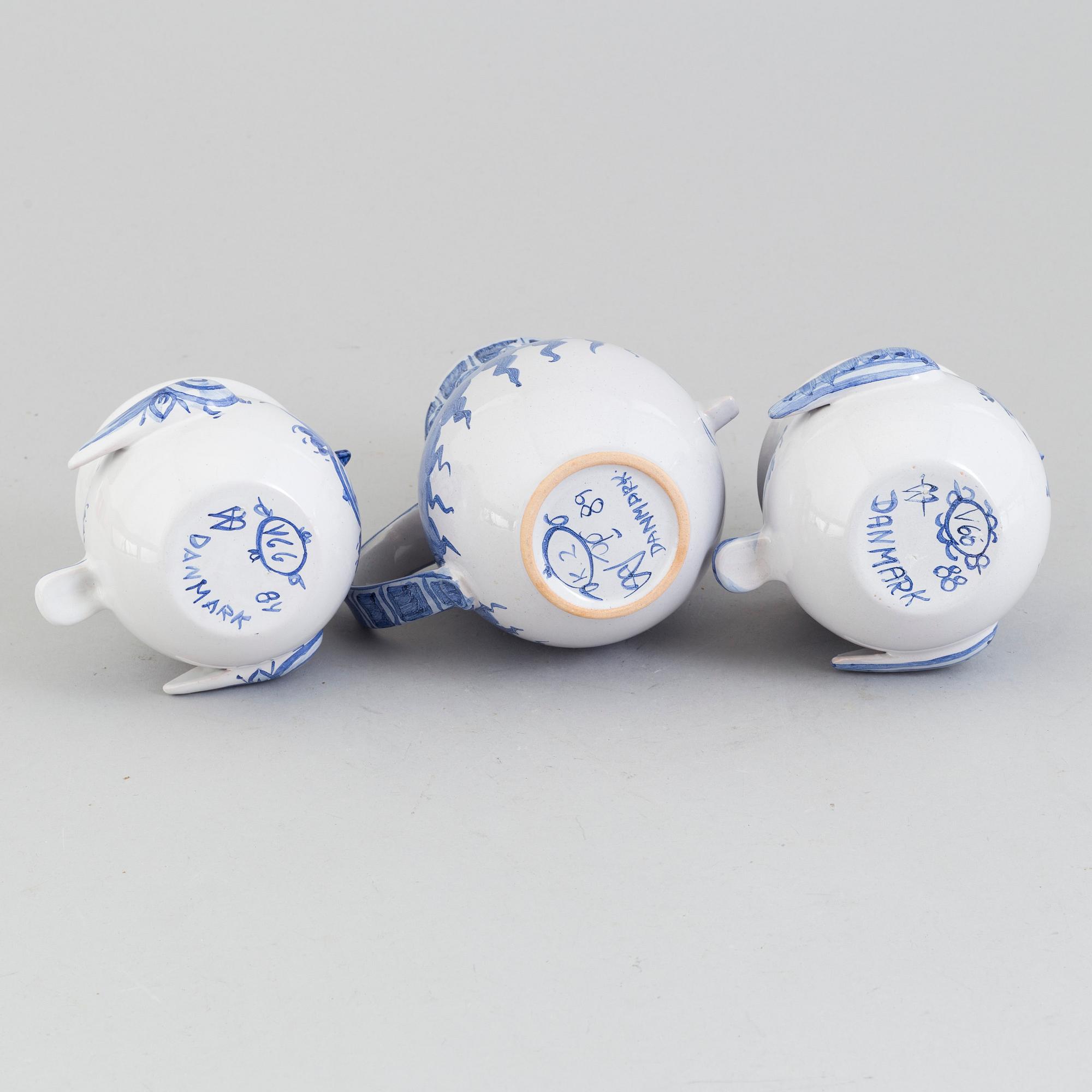 BJÖRN WIINBLAD, 2 bowls and a jug, signed and dated 84-89.
