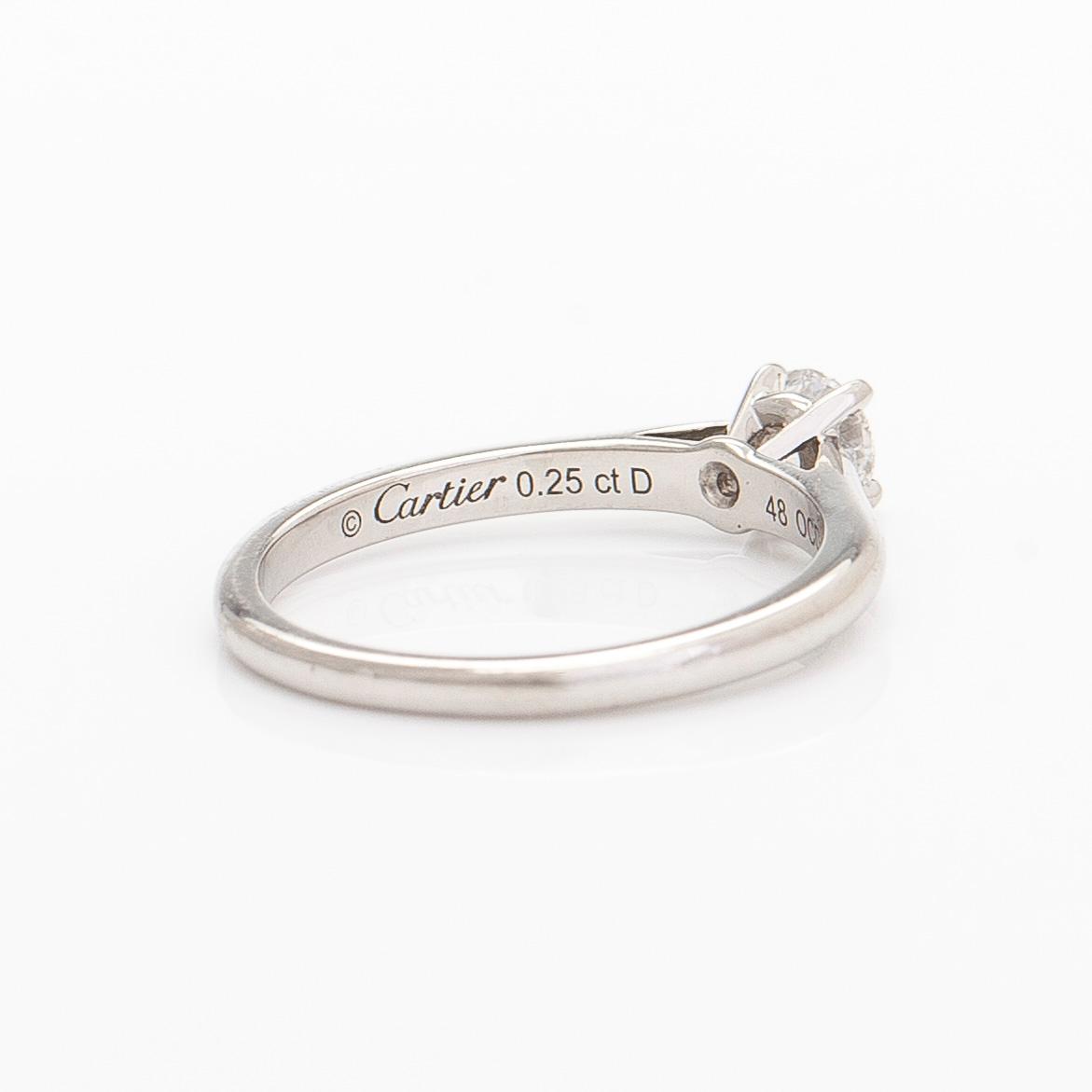 Cartier, sormus, platinaa ja briljanttihiottu timantti n. 0.25 ct. GIA-dossier ja sertifikaatilla.