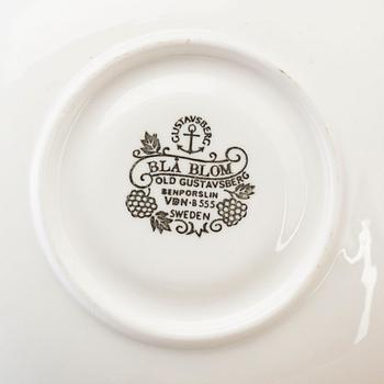 KAFFEKOPPAR MED FAT, 49 st, benporslin, "Blå blom", Old Gustavsberg, 1900-talets andra hälft.