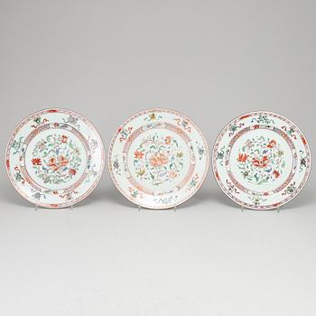 A set of three famille verte dinner plates, Qing dynasty, early 18th Century.