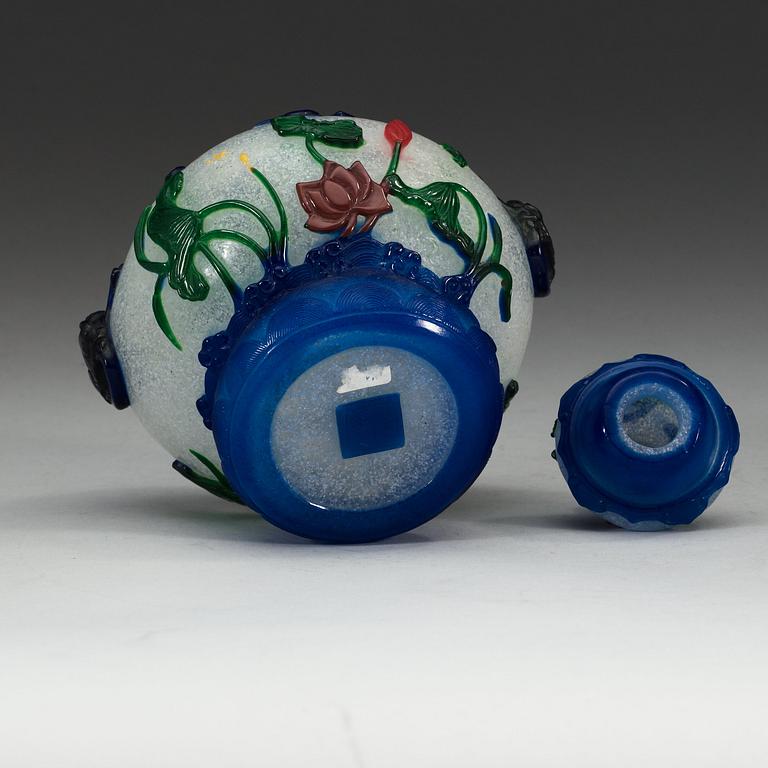 A Chinese Peking glass jar with cover.