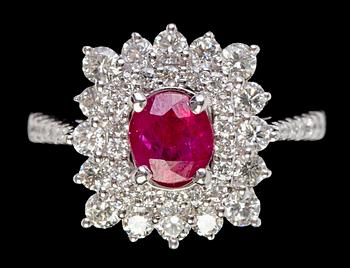 1096. RING, fasettslipad rubin med briljantslipade diamanter, tot. ca 1 ct.