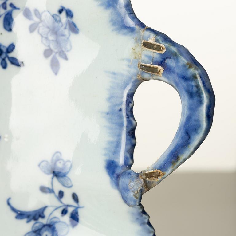 Fat, tre stycken, porslin. Qingdynastin, Qianlong (1736-95).