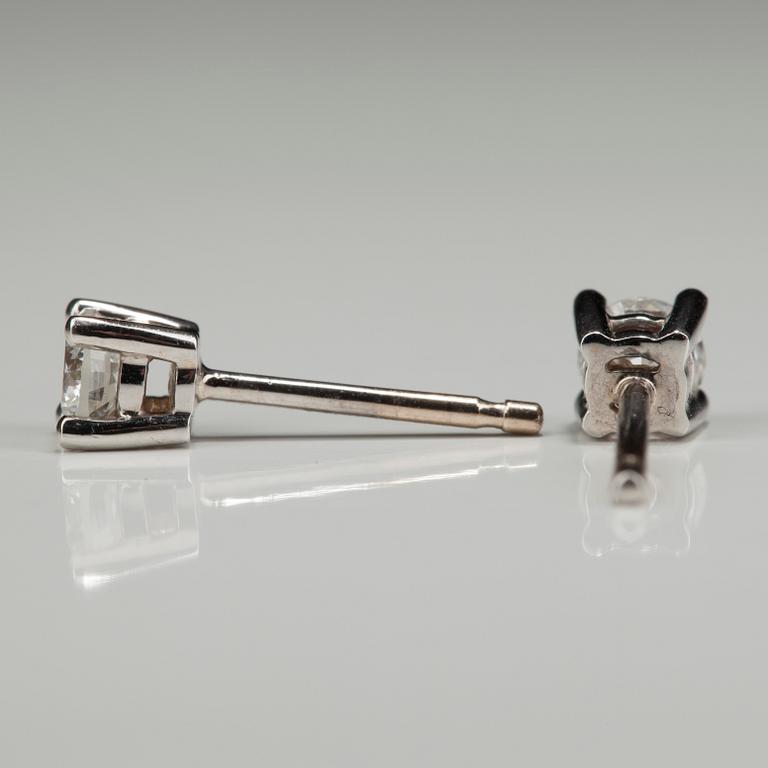 ÖRHÄNGEN, vitguld 18K, briljantslipade diamanter, tot. 0,42 ct. Vikt 1,6 g.
