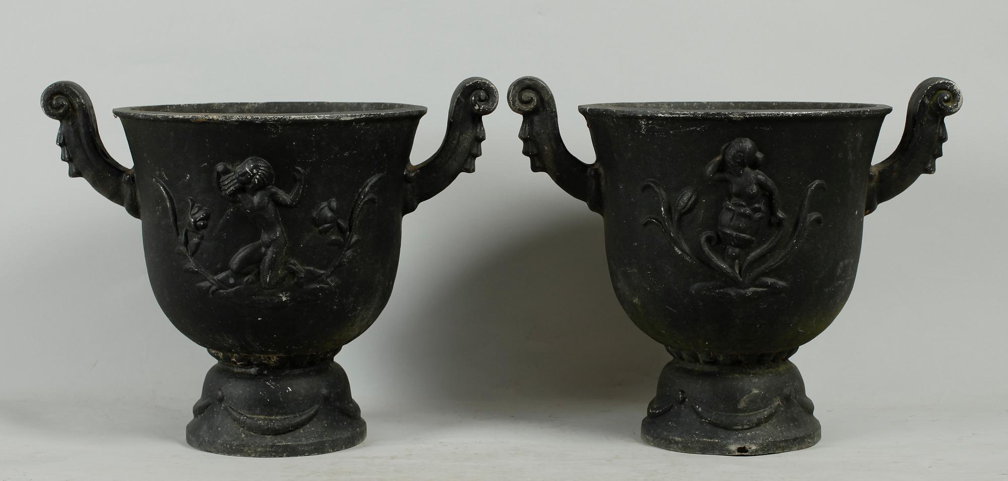 TRÄDGÅRDSURNOR, 1 par, aluminium, "Faun-Urnan", Ivar Johnsson, Näfveqvarn.