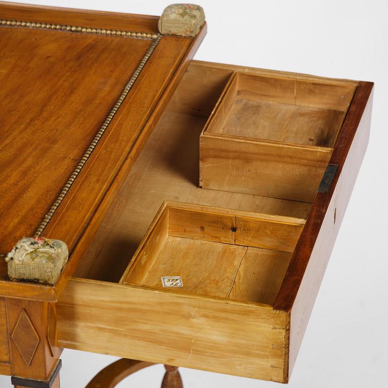 A late Gustavian mahogany table attributed to L. Qvarnberg (master in Stockholm 1801-13).