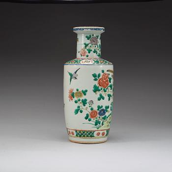 A vase decorated in the famille verte-palette with birds and flowers, late Qing Dynasty (1644-1912).