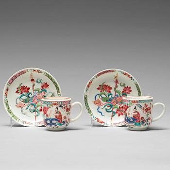 806. A pair of famille rose cups with dishes, Qing dynasty, Yongzheng (1723-35).