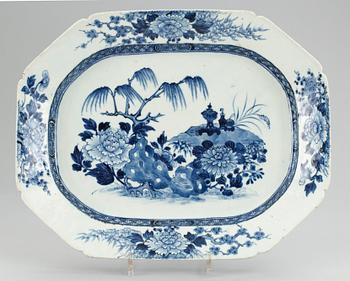 817. STEKFAT. porslin. Qing dynastin. Qianlong (1736-95).