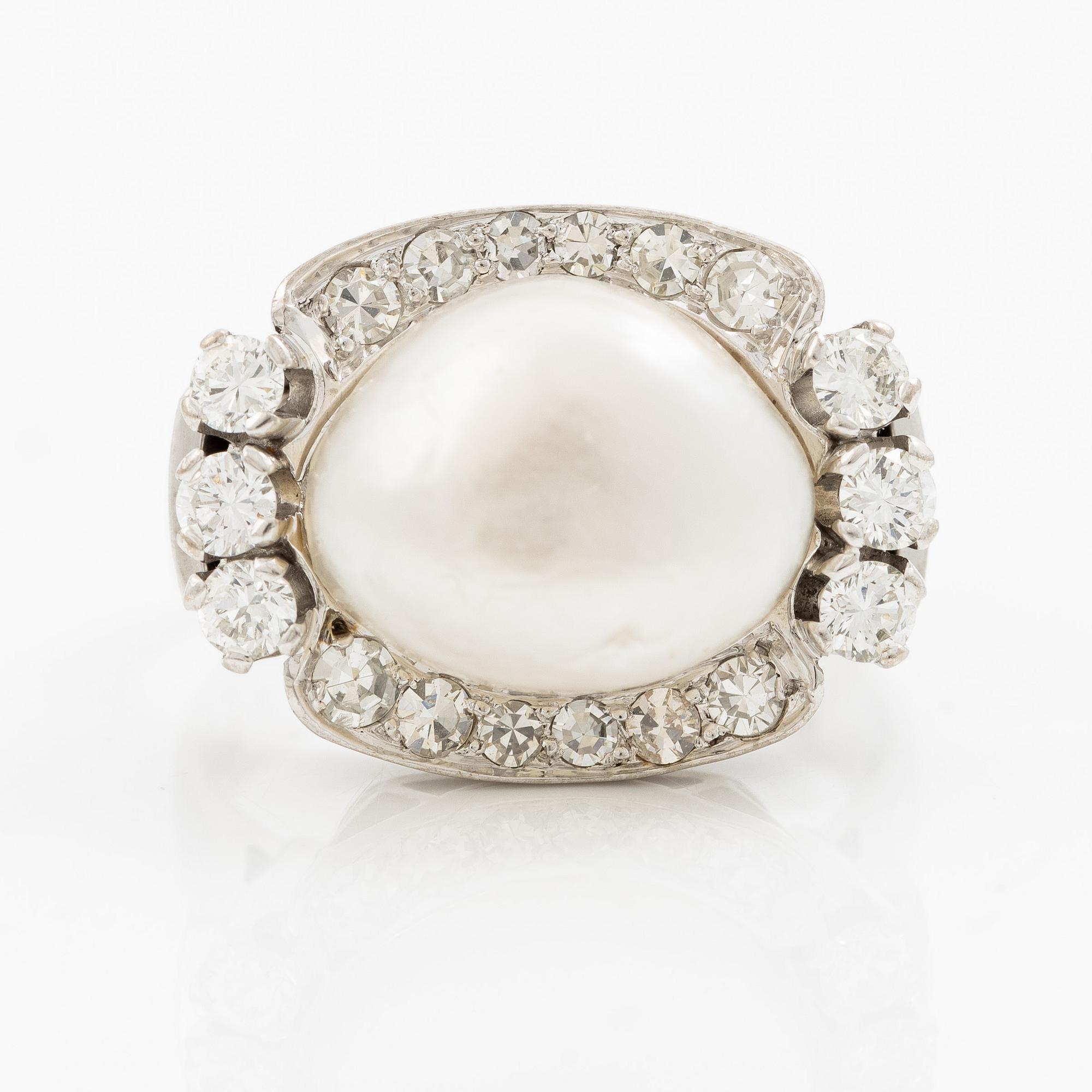 Ring in 18K white gold with a saltwater pearl, set with brilliant-cut and octagonal-cut diamonds.