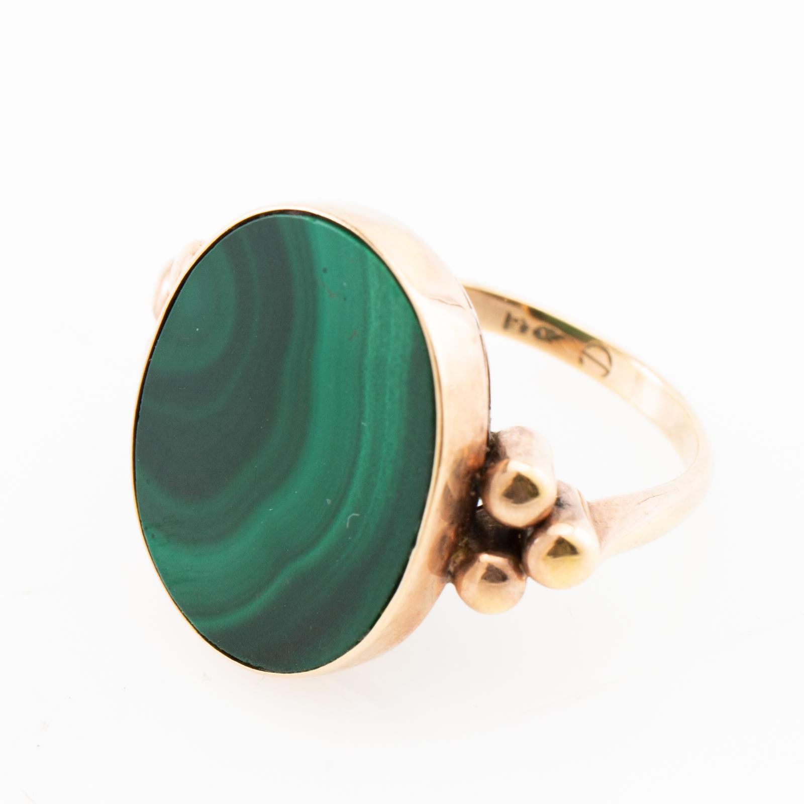 Ring 18K gold with polished malachite.