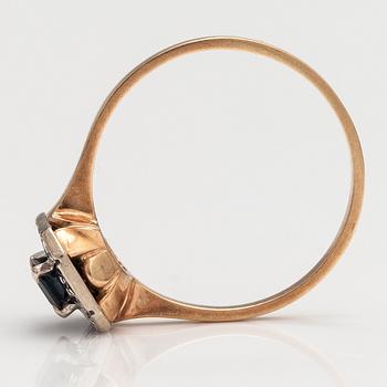 Ring, 14K guld, safirer och diamanter 0.10 ct tot. Matti Valkila, Helsingfors 1990.