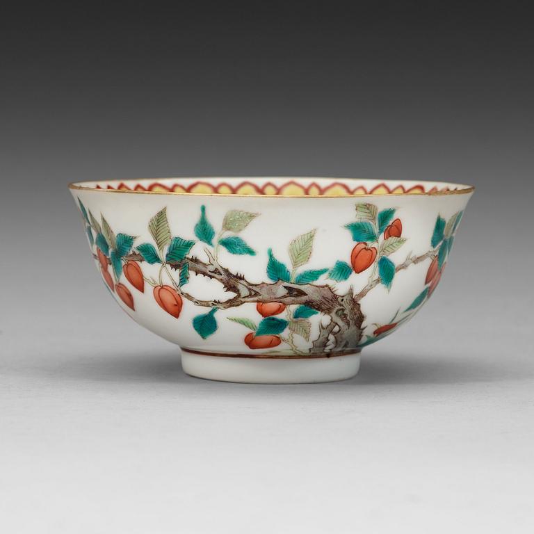 A famille rose bowl, late Qing dynasty, circa 1900.