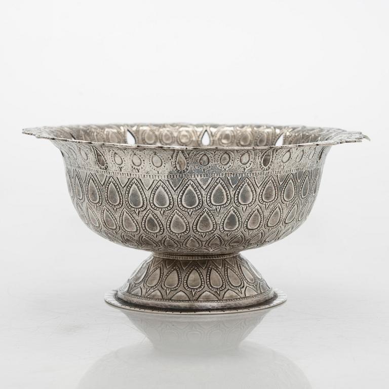 Malja, hopeaa, mogultyylinen, 1700-luku. Suomalaiset tarkastusleimat, Ossian Hopea, Porvoo 1977.