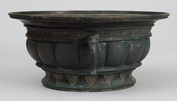 A bronze basin, late Qing dynasty (1644-1912).