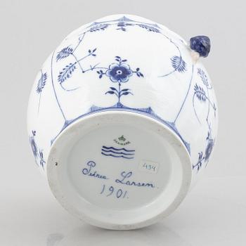 Ytterfoder / kruka, porslin, "Musselmalet", Royal Copenhagen, 1901.