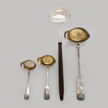 Slevar, 4 st, silver samt trä, en stämplad Olof Robert Lundgren Åbo 1857.