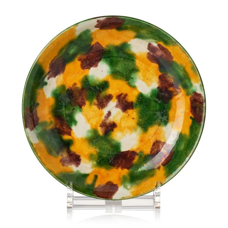 An 'egg and spinach' glazed dish, Qing dynasty, Kangxi (1662-1722).
