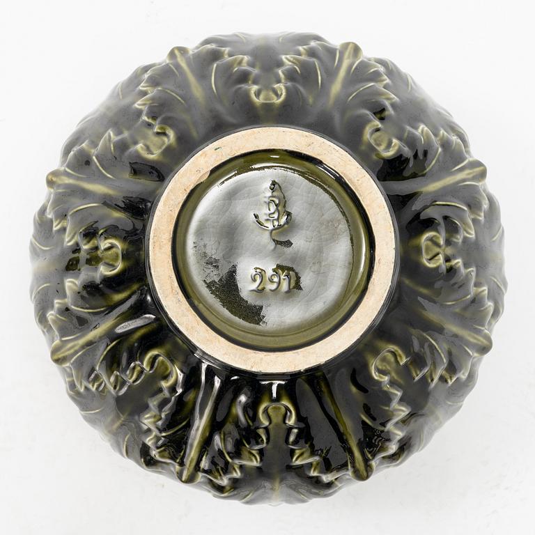 A  ceramic pedestal with flowerpot from around the year 1900.