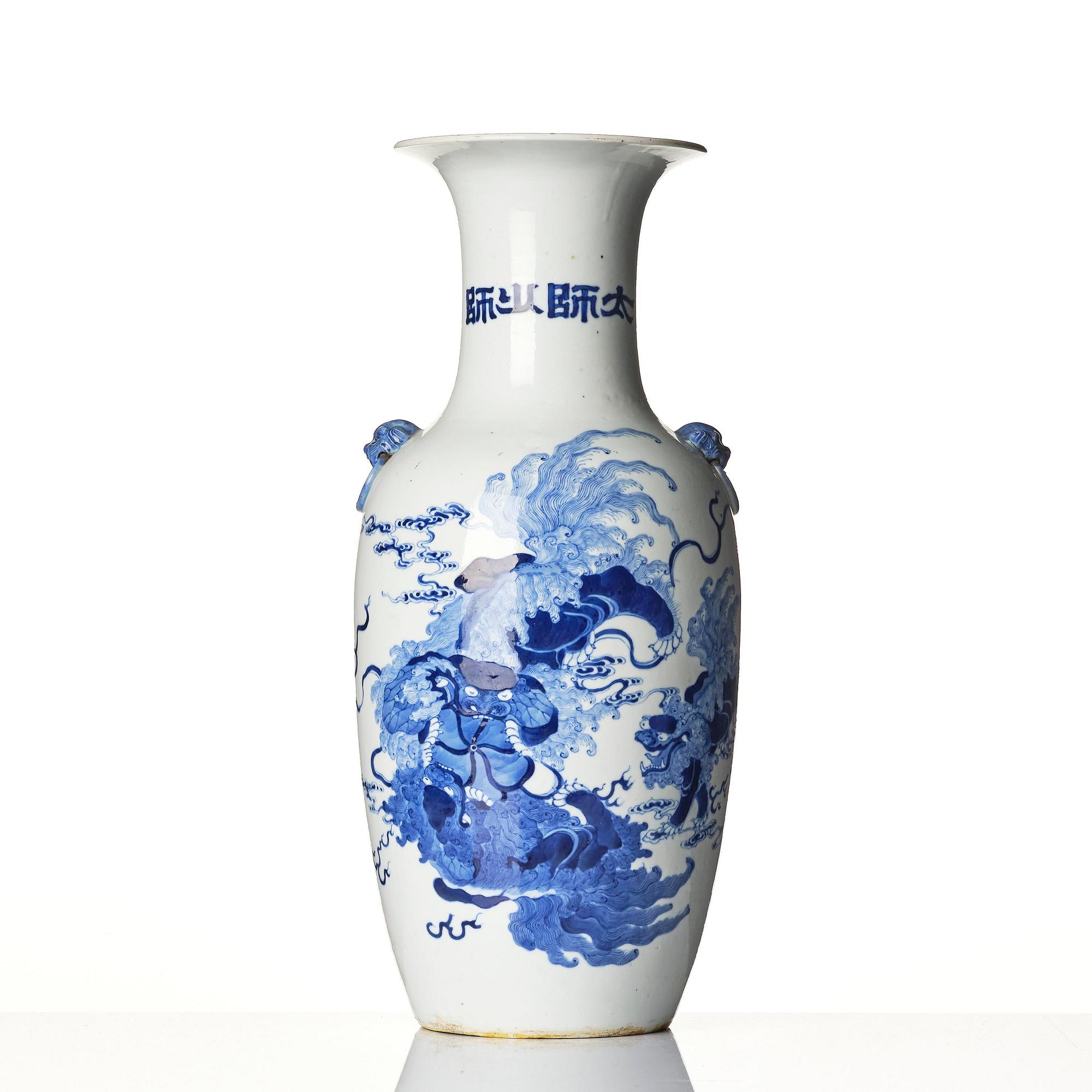 A blue and white an polychrome vase, late Qing dynasty.