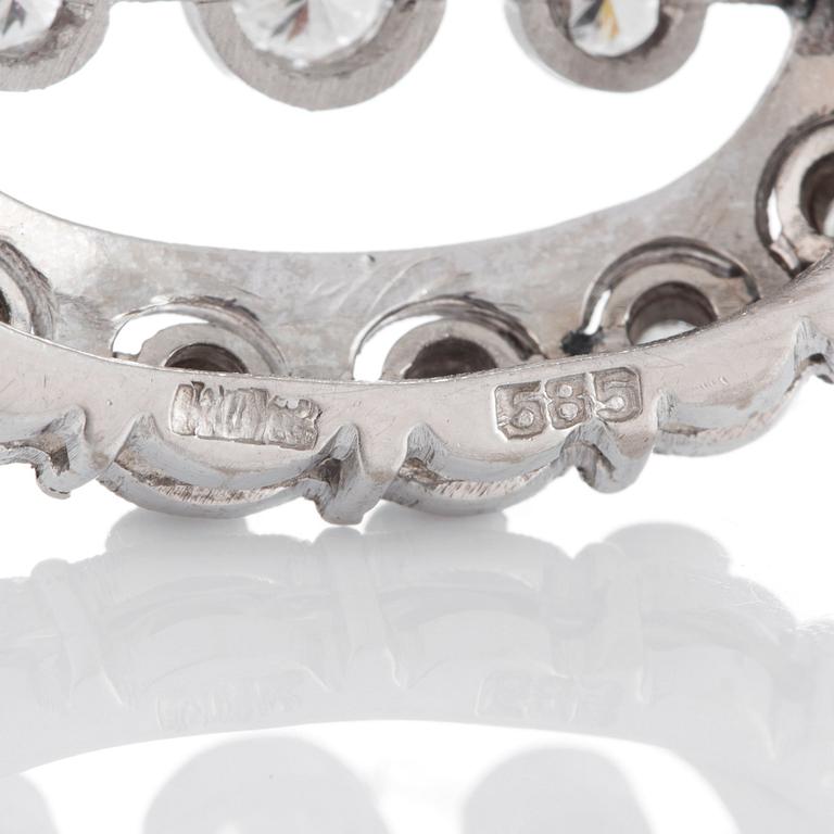 Brosch med runda briljantslipade diamanter total vikt ca 1.35 ct.
