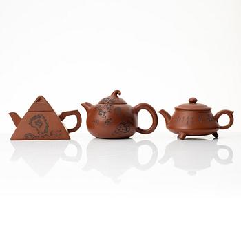 A group of three Chinese yixing teapots, 1980/90s.