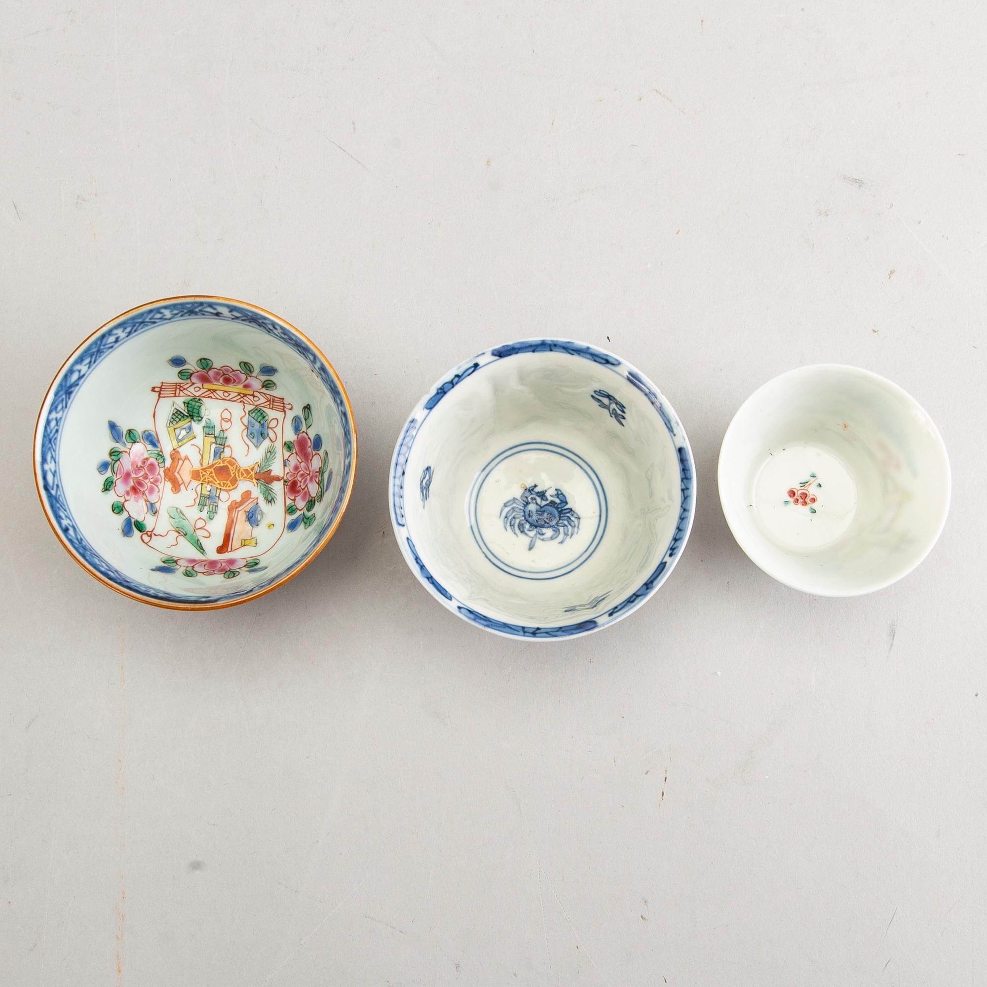 A set of three Chinese Kangxi/Kangxi-style and Qianlong cups, a saucers and a vase 18th/19th century porcelain.