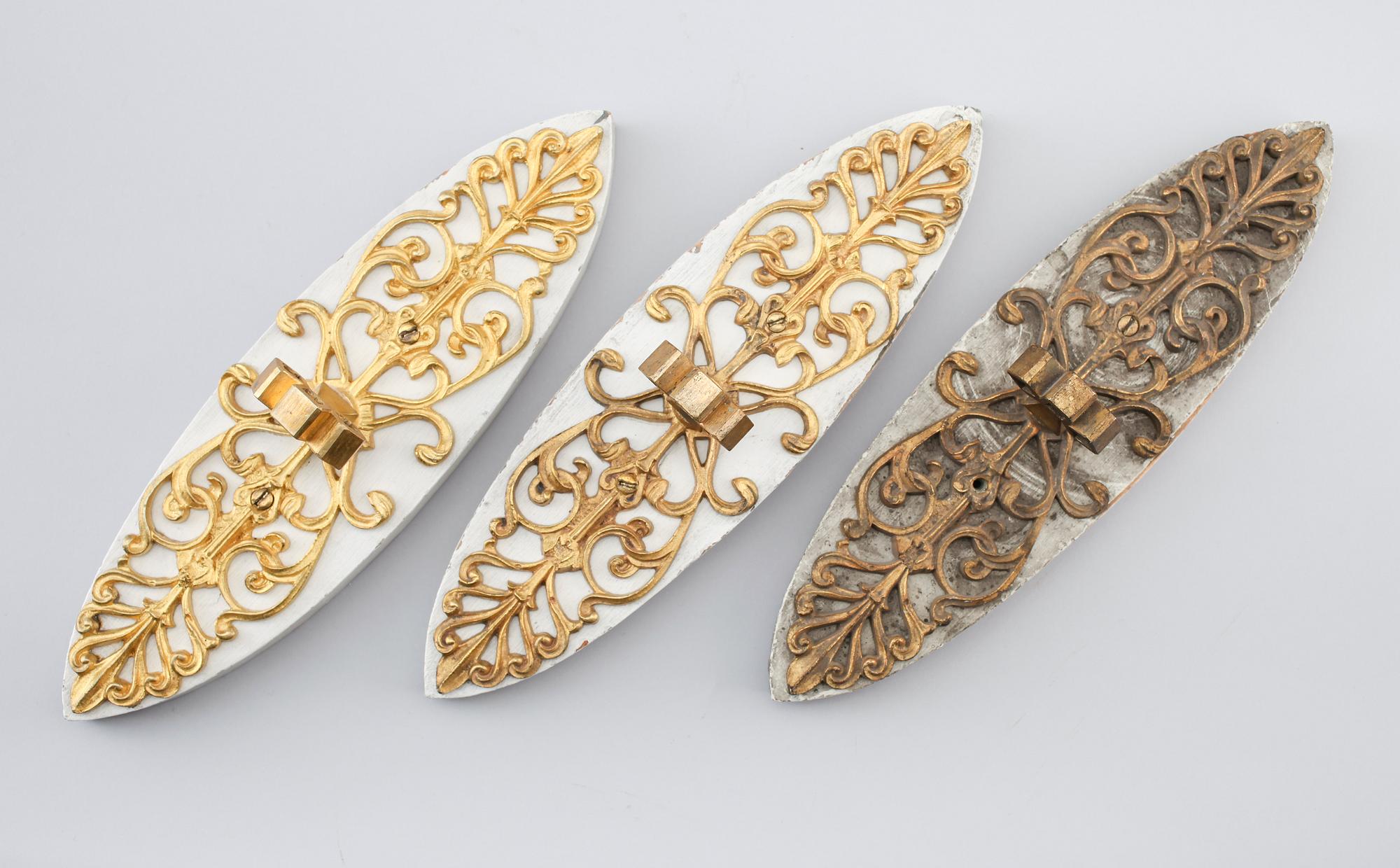 VÄGGHÅLLARE för lampetter, 3 st, förgylld mässing, empire, 1800-talets första hälft.