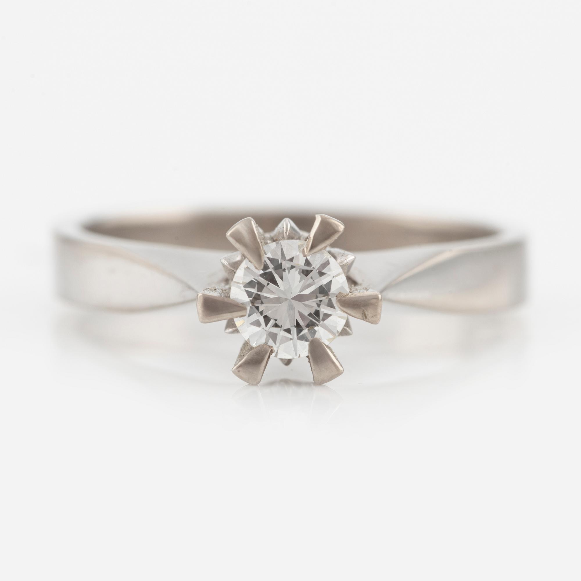 Ring in 18K white gold with a round brilliant-cut diamond of 0.38 ct according to the engraving.