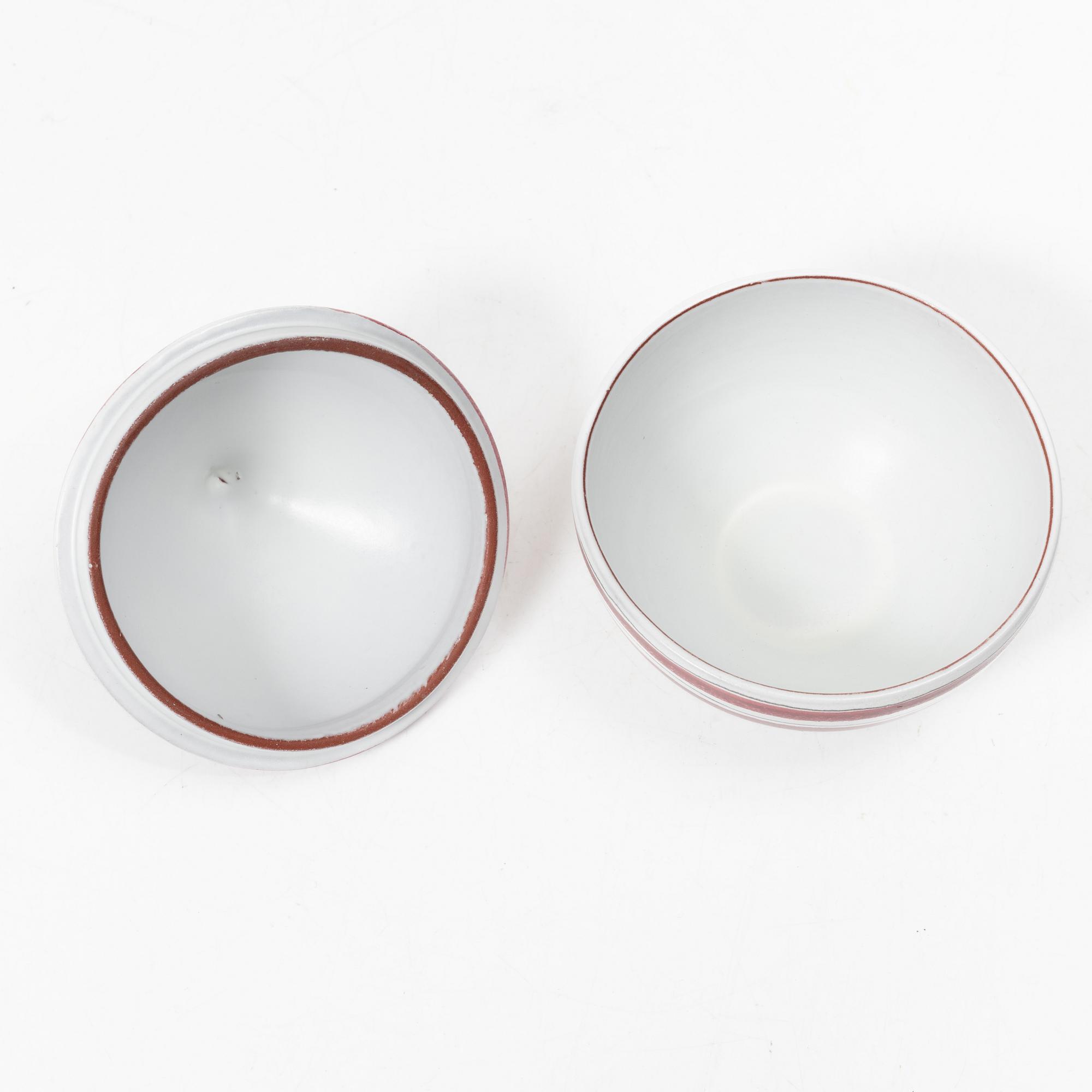 Stig Lindberg, A bowl with lid and dishes, 2 pcs, faience, Gustavsberg studio.