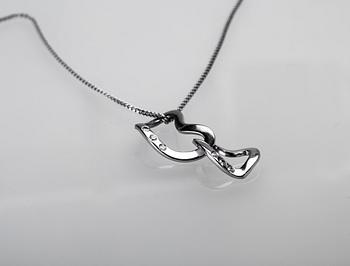 HÄNGE SAMT KEDJA, "Interlocking hearts", Regitze Overgaard för Georg Jensen, 18 k vitguld med diamanter. Vikt ca 7,5 g.