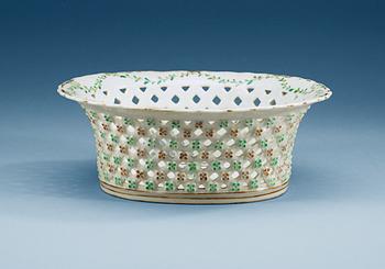 1636. A famille rose armorial chesnut basket for Claes Alströmer, Qing dynasty, Qianlong (1736-95), ca 1770.