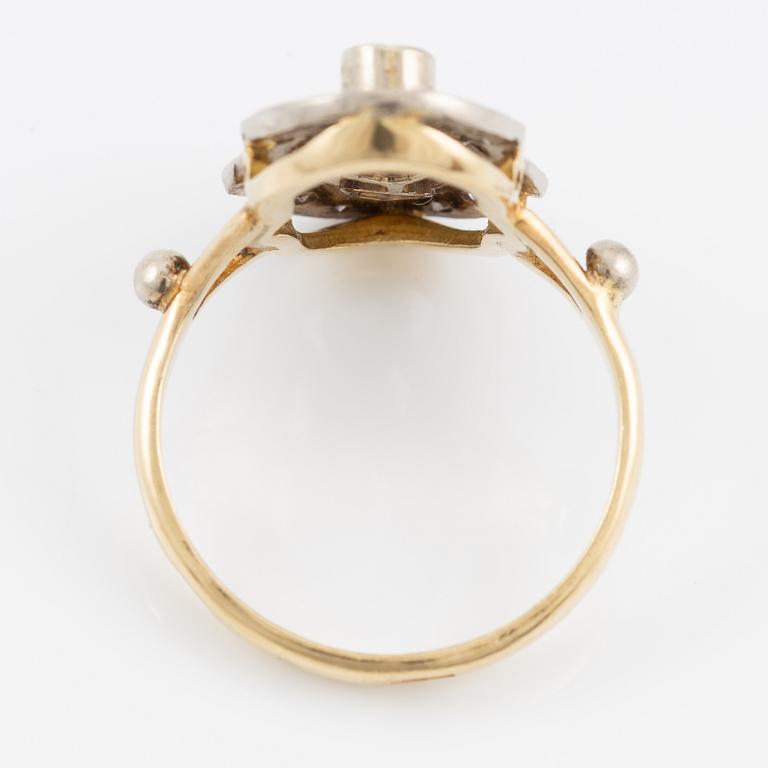 Ring, 18K gold with brilliant-cut diamonds.