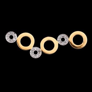 HÄNGE, 18 k guld med små briljantslipade diamanter, 1900-talets andra hälft. Total vikt ca 3 gram.
