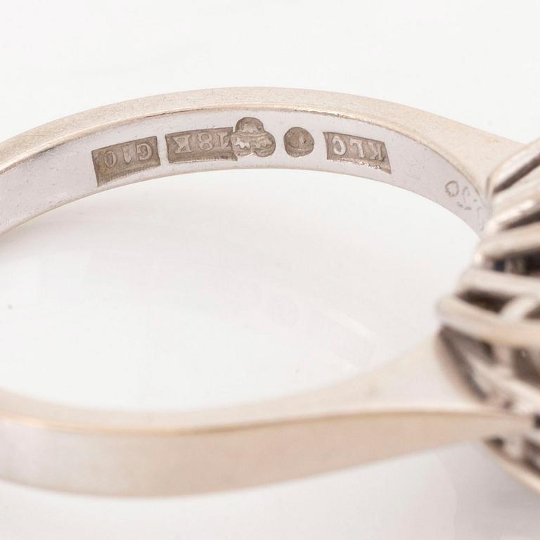 Ring med mökblå oval safir och briljantslipade diamanter.