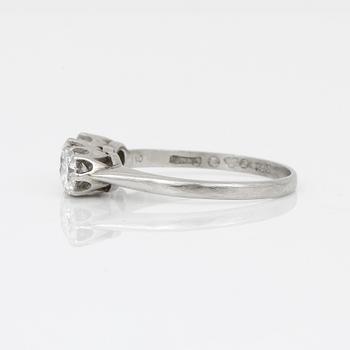 RING, platina samt briljantslipade diamanter tot ca 1,10 ct, CG Hallberg, Stockholm, 1950. Vikt ca 3,10 g.